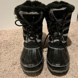 G.H. Bass & Co Women’s snow boots size 8
